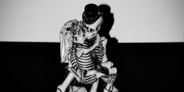 Decoding the Darkness: The Enduring Appeal of 'Kiss Me Deadly' (1955) - Cover Image